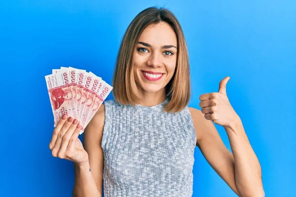 Joven Mujer Rubia Caucásica Sosteniendo Billetes Krona Icelandic Sonriendo Feliz — Foto de Stock