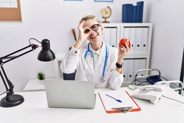 Mujer Doctora Joven Que Trabaja Clínica Dietista Sonriendo Feliz Haciendo — Foto de Stock