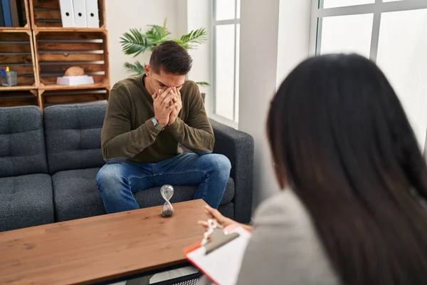 Man Och Kvinna Som Har Psykologi Session Kliniken — Stockfoto