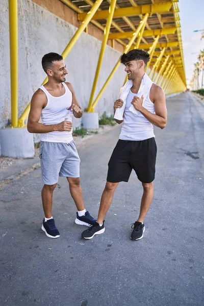 两只惊慌失措的男人 一对笑着自信地站在街上 — 图库照片