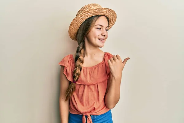 Menina Morena Bonita Usando Chapéu Verão Sorrindo Com Rosto Feliz — Fotografia de Stock