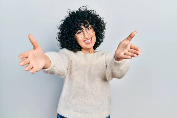 Junge Frau Aus Dem Mittleren Osten Lässigem Weißem Shirt Die — Stockfoto