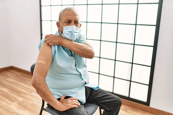 Mature Hispanic Man Grey Hair Getting Vaccinated Thinking Attitude Sober — Stok fotoğraf