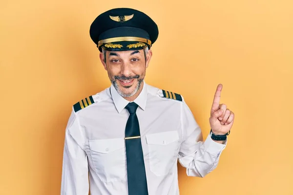 Schöner Mann Mittleren Alters Mit Grauen Haaren Flugzeugpilotenuniform Der Mit — Stockfoto