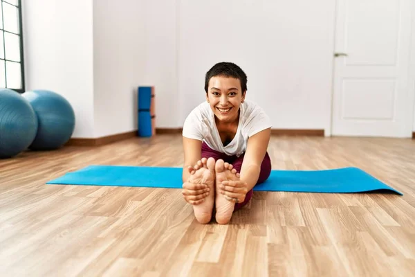 Giovane Donna Ispanica Sorridente Fiducioso Stretching Centro Sportivo — Foto Stock