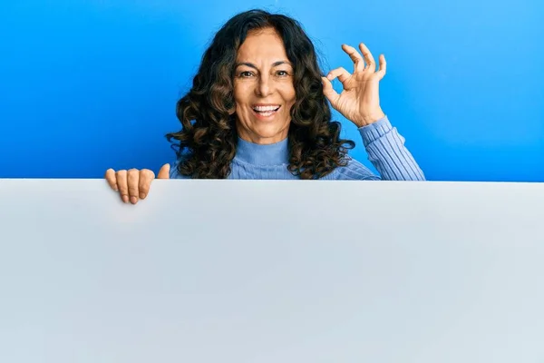 Middle Age Hispanic Woman Holding Blank Empty Banner Smiling Positive — Stock Fotó