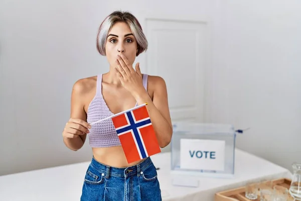 Ung Vacker Kvinna Vid Politiska Valkampanjen Håller Norsk Flagga Täcker — Stockfoto