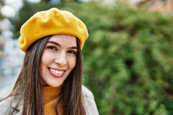 Joven Chica Hispana Sonriendo Feliz Pie Ciudad — Foto de Stock