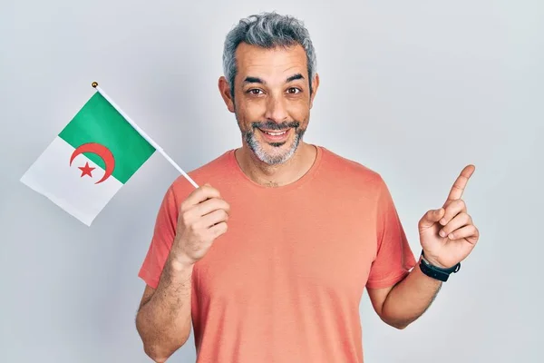 Guapo Hombre Mediana Edad Con Pelo Gris Sosteniendo Bandera Algeria —  Fotos de Stock