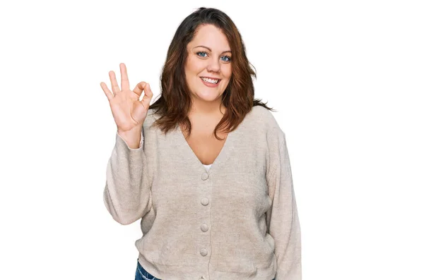 若いプラスサイズの女性が手や指でOkサインを行う肯定的な笑顔カジュアル服を着て 成功した表現 — ストック写真