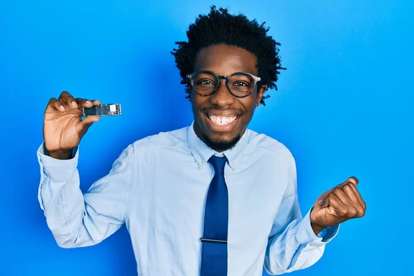 Young African American Man Holding Ssd Memory Screaming Proud Celebrating — Stockfoto