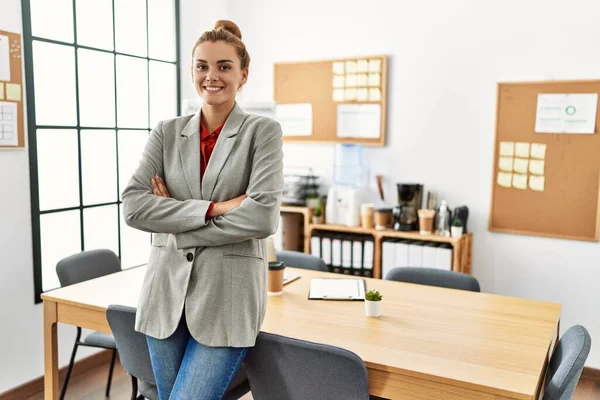 Young Woman Business Worker Standing Arms Crossed Gesture Office —  Fotos de Stock