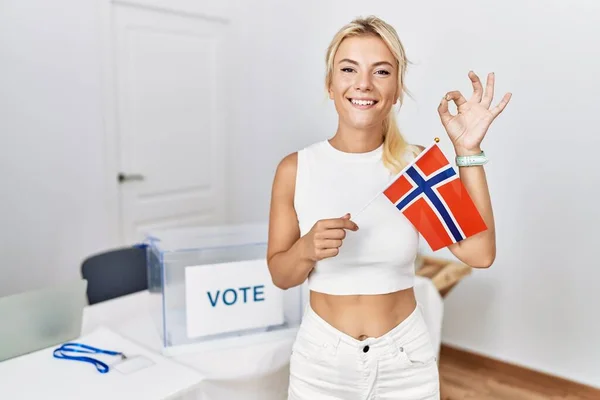 Siyasi Seçim Kampanyasında Beyaz Bir Kadın Elinde Norveç Bayrağı Tutuyor — Stok fotoğraf