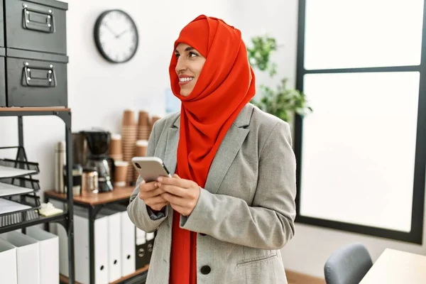 Młoda Kobieta Nosi Arabski Szalik Pomocą Smartfona Biurze — Zdjęcie stockowe