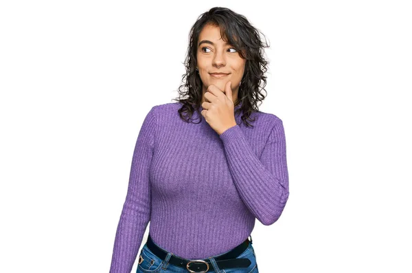 Ung Latinamerikansk Kvinna Klädd Avslappnade Kläder Med Hand Haka Tänker — Stockfoto