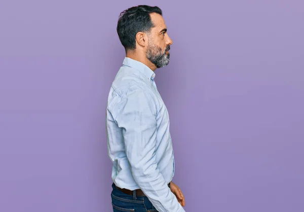 Medelålders Man Med Skägg Bär Affärsskjorta Tittar Sidan Slappna Profil — Stockfoto