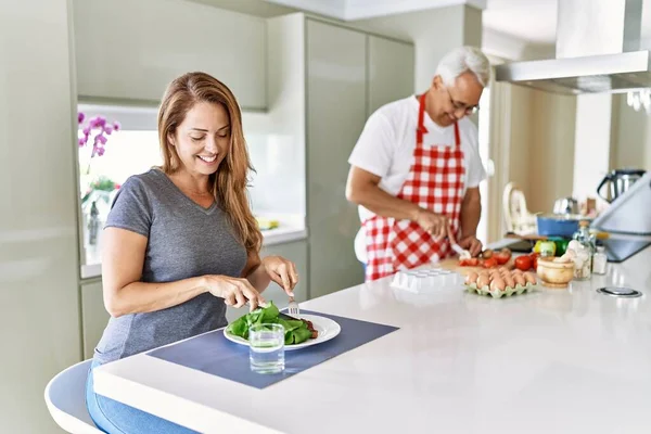 Mujer Hispana Mediana Edad Sonriendo Feliz Comiendo Ensalada Mientras Hombre —  Fotos de Stock