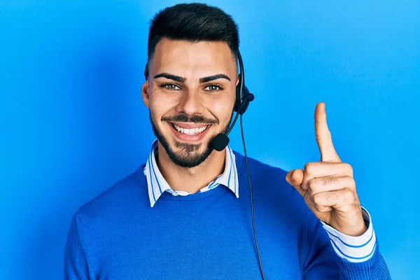 Joven Hombre Hispano Con Barba Con Auriculares Operador Oficina Del — Foto de Stock