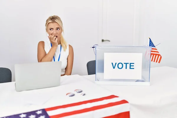 Młoda Biała Kobieta Amerykańskiej Kampanii Politycznej Wyglądająca Zestresowaną Zdenerwowaną Rękami — Zdjęcie stockowe