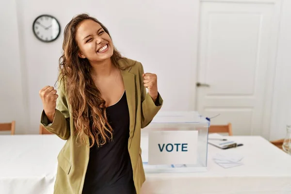 Vacker Latinamerikansk Kvinna Står Politiska Kampanjrum Mycket Glad Och Upphetsad — Stockfoto