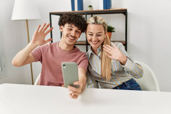 Молода Пара Посміхається Щасливим Роблячи Відео Дзвінок Допомогою Смартфона Вдома — стокове фото