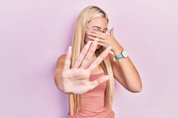 Jong Blond Meisje Draagt Casual Kleding Die Ogen Met Handen — Stockfoto