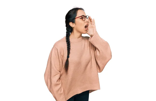 Junge Hispanische Mädchen Lässiger Kleidung Und Brille Schreien Und Schreien — Stockfoto