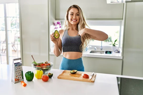 Young Caucasian Fitness Woman Wearing Sportswear Preparing Healthy Salad Kitchen — Stok fotoğraf