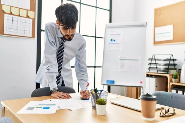 Junger Hispanischer Geschäftsmann Arbeitet Büro — Stockfoto