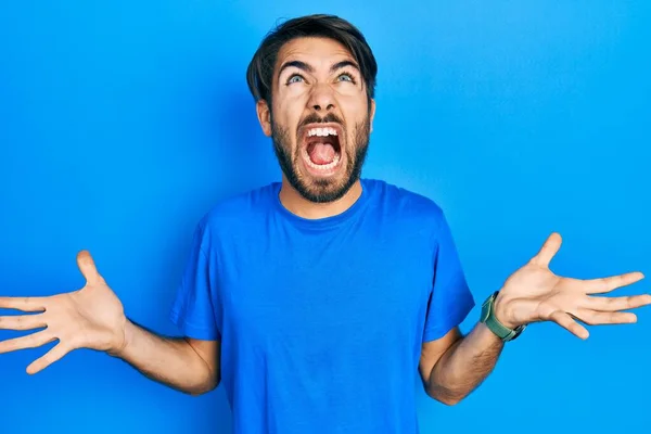 Fiatal Spanyol Férfi Alkalmi Ruhát Visel Őrült Őrült Kiabálás Kiabálás — Stock Fotó