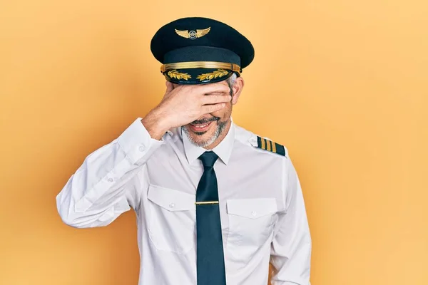 Przystojny Mężczyzna Średnim Wieku Siwymi Włosami Mundurze Pilota Samolotu Uśmiechający — Zdjęcie stockowe