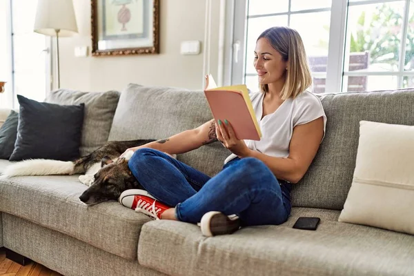 Jovem Caucasiana Sorrindo Feliz Sentado Sofá Com Livro Leitura Cães — Fotografia de Stock