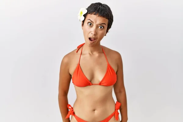 Young Hispanic Woman Short Hair Wearing Bikini Shock Face Looking — Stock Photo, Image