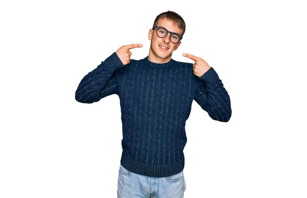 Joven Hombre Rubio Vistiendo Ropa Casual Gafas Sonriendo Alegre Mostrando —  Fotos de Stock