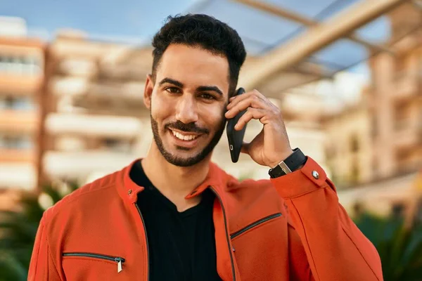 Jovem Hispânico Sorrindo Feliz Falando Smartphone Cidade — Fotografia de Stock
