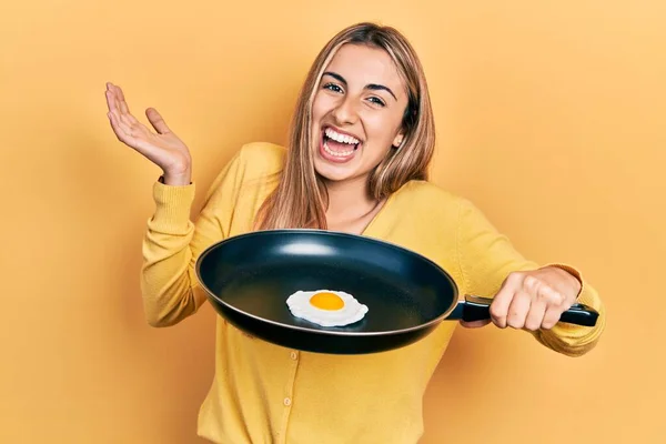 Красива Іспаномовна Жінка Готує Смажене Яйце Святкуючи Досягнення Щасливою Посмішкою — стокове фото