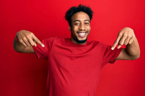 Young African American Man Beard Wearing Casual Red Shirt Looking — Stockfoto