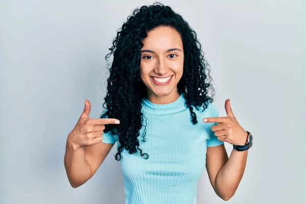 Ung Latinamerikansk Kvinna Med Lockigt Hår Bär Casual Blå Shirt — Stockfoto