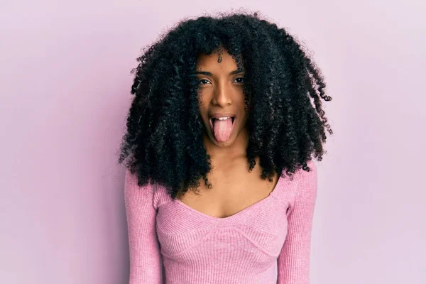 Afro Amerikaanse Vrouw Met Afrohaar Draagt Casual Roze Shirt Steken — Stockfoto