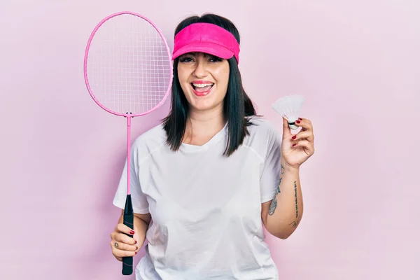 Giovane Donna Ispanica Con Racchetta Badminton Volano Sorridente Ridente Forte — Foto Stock