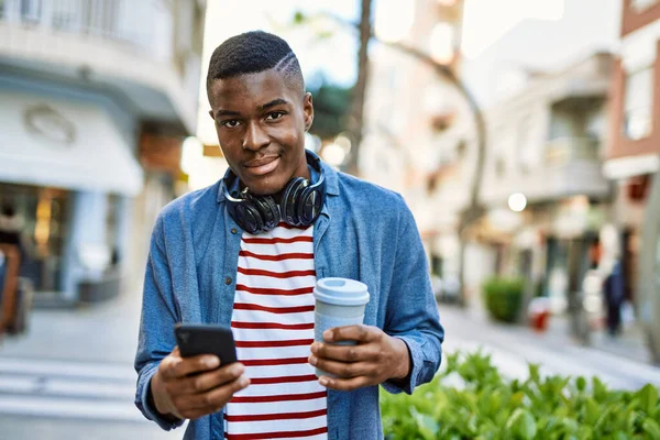 Jonge Afrikaans Amerikaanse Man Met Behulp Van Smartphone Het Drinken — Stockfoto
