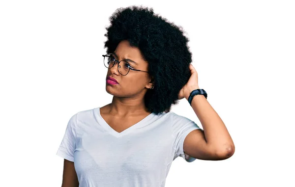 Jeune Femme Afro Américaine Portant Shirt Blanc Décontracté Confondre Poser — Photo