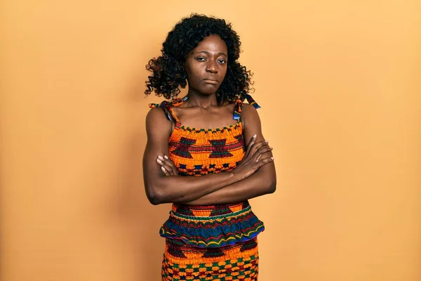 Νεαρή Αφροαμερικανή Γυναίκα Που Φοράει Παραδοσιακά Αφρικανικά Ρούχα Σκεπτική Και — Φωτογραφία Αρχείου