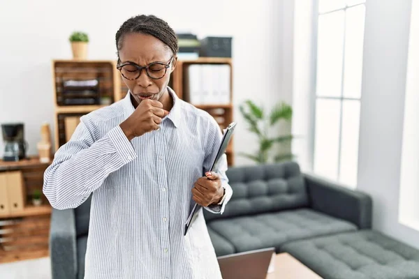 African Woman Working Psychology Clinic Feeling Unwell Coughing Symptom Cold — Stock Photo, Image