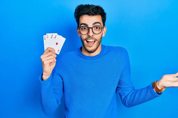 Jonge Latijns Amerikaanse Man Spelen Poker Holding Cards Vieren Prestatie — Stockfoto