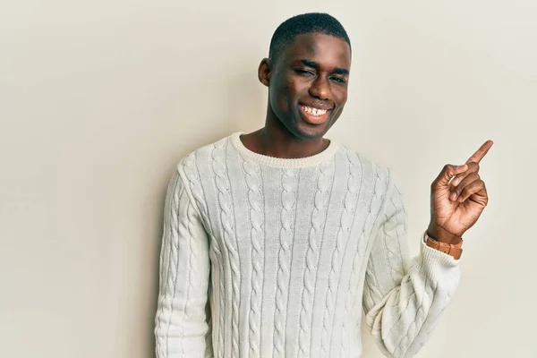 Νεαρός Αφροαμερικάνος Που Φοράει Καθημερινά Ρούχα Ένα Μεγάλο Χαμόγελο Στο — Φωτογραφία Αρχείου
