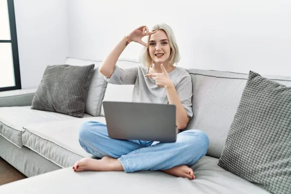 Young Caucasian Woman Using Laptop Home Sitting Sofa Smiling Making — Stockfoto