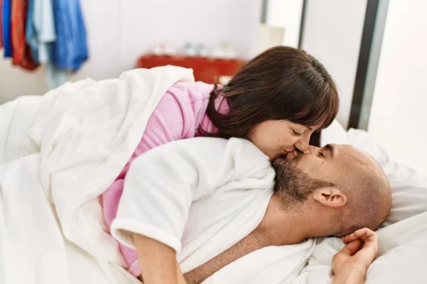 Fiatal Spanyol Pár Csókolózik Fekszik Ágyon Hálószobában — Stock Fotó