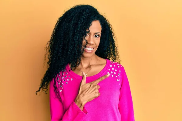 Mulher Afro Americana Meia Idade Vestindo Roupas Casuais Sorrindo Alegre — Fotografia de Stock