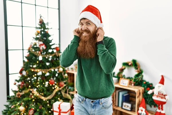 Redhead Man Long Beard Wearing Christmas Hat Christmas Tree Covering —  Fotos de Stock